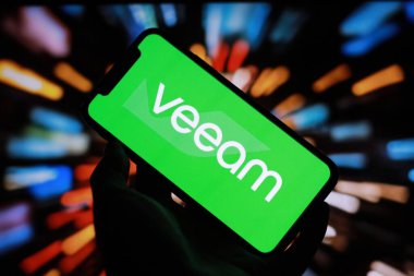 Veeam logosuyla modern akıllı telefon ekranının görüntüsünü kapat