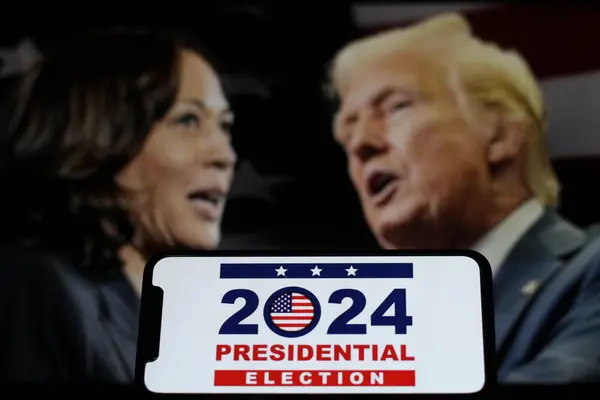 Endonezya-25 Temmuz 2024.Bu fotoğrafta 2024 Amerikan başkanlık seçimleri konseptinde Donald Trump ve Kamala Harris arka planda. Donald Trump Kamala Harris 'e karşı.