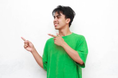 Yeşil tişörtlü, kendine güvenen ve mutlu Endonezyalı bir adam..