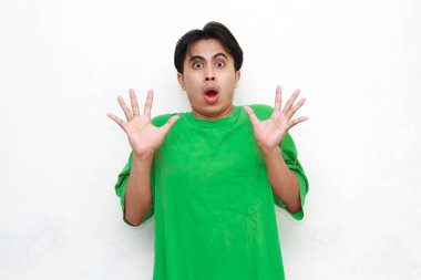 Yeşil tişörtlü yetişkin bir Asyalı, beyaz arka planda 