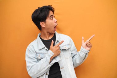 Vay canına, genç Asyalı adam açık alanı gösteriyor mutlu, heyecanlı Asyalı genç adam sarı arka planda izole edilmiş açık alanı gösteriyor, reklam ihtiyaçları için mükemmel..