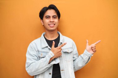 Vay canına, genç Asyalı adam açık alanı gösteriyor mutlu, heyecanlı Asyalı genç adam sarı arka planda izole edilmiş açık alanı gösteriyor, reklam ihtiyaçları için mükemmel..