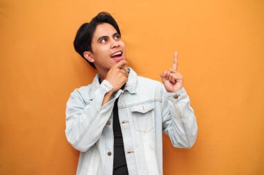 Vay canına, genç Asyalı adam açık alanı gösteriyor mutlu, heyecanlı Asyalı genç adam sarı arka planda izole edilmiş açık alanı gösteriyor, reklam ihtiyaçları için mükemmel..