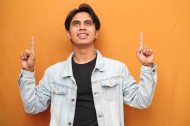 Vay canına, genç Asyalı adam açık alanı gösteriyor mutlu, heyecanlı Asyalı genç adam sarı arka planda izole edilmiş açık alanı gösteriyor, reklam ihtiyaçları için mükemmel..