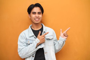 Vay canına, genç Asyalı adam açık alanı gösteriyor mutlu, heyecanlı Asyalı genç adam sarı arka planda izole edilmiş açık alanı gösteriyor, reklam ihtiyaçları için mükemmel..