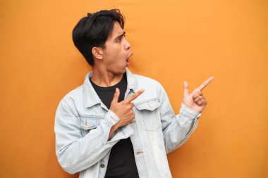 Vay canına, genç Asyalı adam açık alanı gösteriyor mutlu, heyecanlı Asyalı genç adam sarı arka planda izole edilmiş açık alanı gösteriyor, reklam ihtiyaçları için mükemmel..