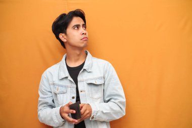 Zavallı Asyalı adam boş cüzdan tutuyordu, Asyalı adam boş cüzdan tutuyordu.