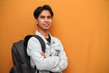 Sarı arka planda genç Asyalı öğrencinin portresi