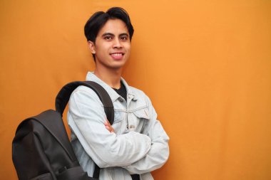 Sarı arka planda genç Asyalı öğrencinin portresi