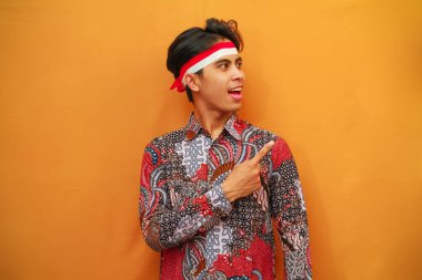 Batik tişörtlü gülümseyen Endonezyalı adam Endonezya Bağımsızlık Günü 'nü 17 Ağustos' ta kutluyor..