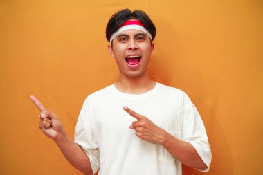 Endonezya 'nın 17 Ağustos' taki bağımsızlık gününü kutlayan mutlu Endonezyalı adam, Endonezya 'nın bağımsızlık gününü kutlarken parmağını gösterdi.