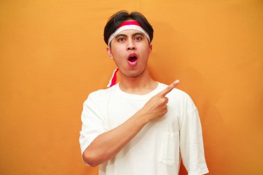 Endonezya 'nın 17 Ağustos' taki bağımsızlık gününü kutlayan mutlu Endonezyalı adam, Endonezya 'nın bağımsızlık gününü kutlarken parmağını gösterdi.