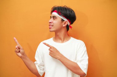 Endonezya 'nın 17 Ağustos' taki bağımsızlık gününü kutlayan mutlu Endonezyalı adam, Endonezya 'nın bağımsızlık gününü kutlarken parmağını gösterdi.