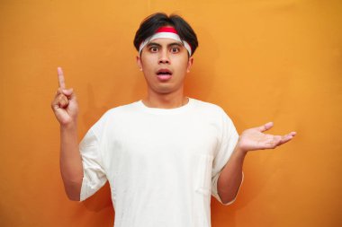 Endonezya 'nın 17 Ağustos' taki bağımsızlık gününü kutlayan mutlu Endonezyalı adam, Endonezya 'nın bağımsızlık gününü kutlarken parmağını gösterdi.