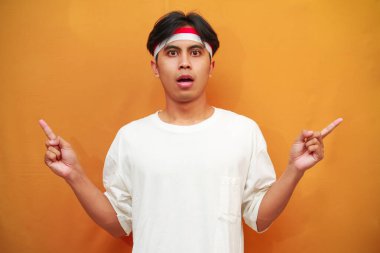 Endonezya 'nın 17 Ağustos' taki bağımsızlık gününü kutlayan mutlu Endonezyalı adam, Endonezya 'nın bağımsızlık gününü kutlarken parmağını gösterdi.