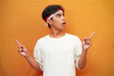 Endonezya 'nın 17 Ağustos' taki bağımsızlık gününü kutlayan mutlu Endonezyalı adam, Endonezya 'nın bağımsızlık gününü kutlarken parmağını gösterdi.