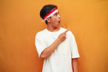 Endonezya 'nın 17 Ağustos' taki bağımsızlık gününü kutlayan mutlu Endonezyalı adam, Endonezya 'nın bağımsızlık gününü kutlarken parmağını gösterdi.