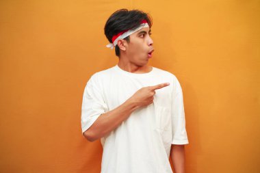 Endonezya 'nın 17 Ağustos' taki bağımsızlık gününü kutlayan mutlu Endonezyalı adam, Endonezya 'nın bağımsızlık gününü kutlarken parmağını gösterdi.