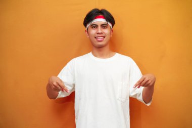 Endonezya 'nın 17 Ağustos' taki bağımsızlık gününü kutlayan mutlu Endonezyalı adam, Endonezya 'nın bağımsızlık gününü heyecanla kutlarken,