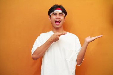 Endonezya 'nın 17 Ağustos' taki bağımsızlık gününü kutlayan mutlu Endonezyalı adam, Endonezya 'nın bağımsızlık gününü heyecanla kutlarken,