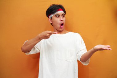 Endonezya 'nın 17 Ağustos' taki bağımsızlık gününü kutlayan mutlu Endonezyalı adam, Endonezya 'nın bağımsızlık gününü heyecanla kutlarken,