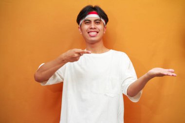 Endonezya 'nın 17 Ağustos' taki bağımsızlık gününü kutlayan mutlu Endonezyalı adam, Endonezya 'nın bağımsızlık gününü heyecanla kutlarken,