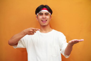 Endonezya 'nın 17 Ağustos' taki bağımsızlık gününü kutlayan mutlu Endonezyalı adam, Endonezya 'nın bağımsızlık gününü heyecanla kutlarken,