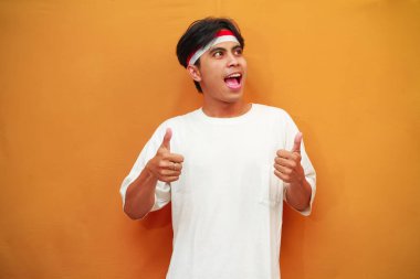 17 Ağustos 'ta Endonezya' nın bağımsızlık gününü kutlayan mutlu Endonezyalı adam gülümseyerek, dostça bir hareketle, mükemmel bir sembolle 