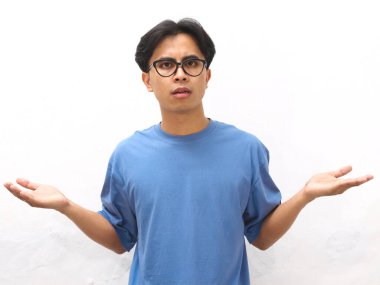 Hiçbir şeyden haberi olmayan kızgın erkek müşteri, kötü hizmetten şok oldu. Üzüntüden ve üzüntüden ellerini yana açtı. Sorgulanmış ve hayal kırıklığına uğramış gibi görünerek tartıştı.