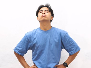 Stresli Asyalı genç adam beyaz arka planda mavi tişört giyiyor..