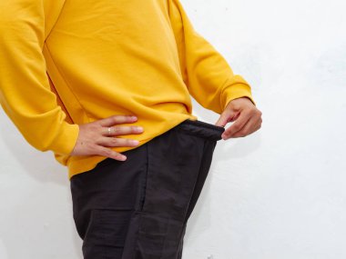 Adamın biri pantolonunun içini dikizliyor.