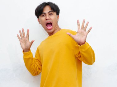 Beyaz bir arka planda izole edilmiş komik bir yüz ifadesi olan şok olmuş Asyalı bir adamın portresi. Sürpriz, şaşkınlık ya da mizah kavramları için ideal..