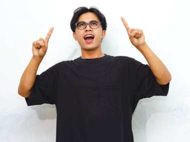 Siyah tişörtlü, mutlu ve yakışıklı bir Asyalı 'nın portresi izole edilmiş beyaz bir arkaplanda dikilip duruyor. Reklam sunumları için mükemmel.