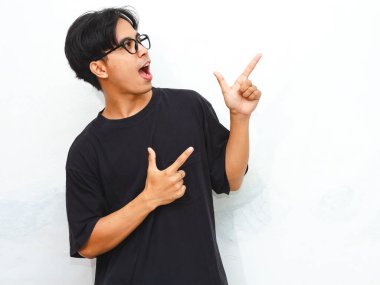 Siyah tişörtlü mutlu bir Asyalı 'nın portresi beyaz arka planda duruyor ve reklamlar için ideal..