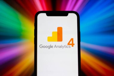 Akıllı telefon ekranında Google Analizi 4 logosu