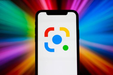 Akıllı telefonda gösterilen Google lens logosu