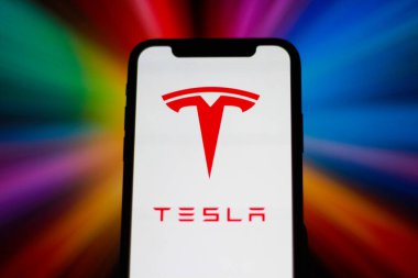 Akıllı telefon ekranında Tesla logosu