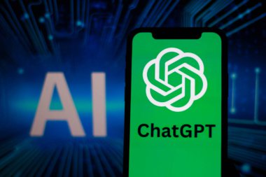 OpenAI ChatGPT logosu bir akıllı telefonda gösteriliyor