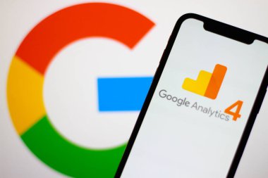 Akıllı telefon ekranında Google Analizi 4 logosu