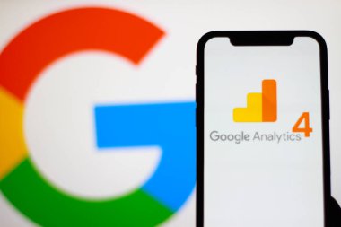 Akıllı telefon ekranında Google Analizi 4 logosu