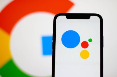Akıllı telefondan Google Yardımcı logosu görüntülendi