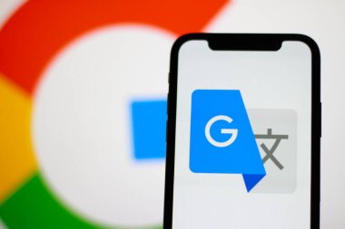 Telefon ekranında Google çeviri logosu