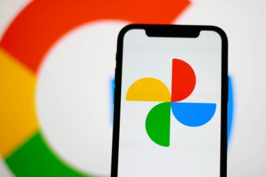 Telefon ekranında Google Fotoğraflar logosu
