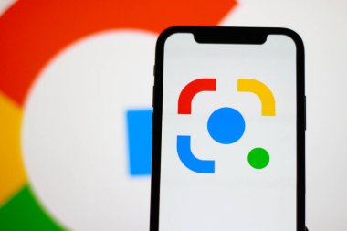 Akıllı telefonda gösterilen Google lens logosu
