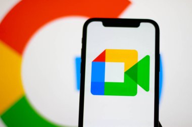 Akıllı telefonda Google Meet logosu