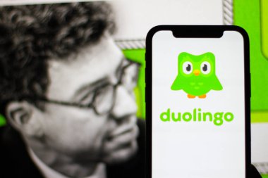 Duolingo logosu bir akıllı telefonda sergileniyor
