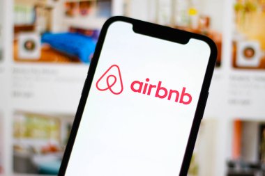 Akıllı telefon ekranında Airbnb kiralama logosu