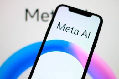 Akıllı telefondan Meta AI logosu görüntülendi