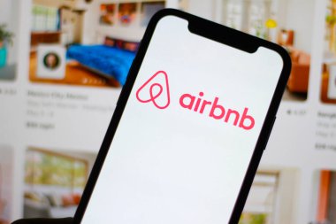 Akıllı telefon ekranında Airbnb kiralama logosu