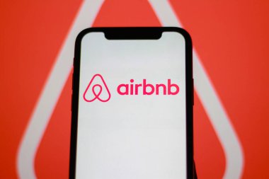 Akıllı telefon ekranında Airbnb kiralama logosu